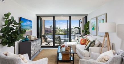 10562 Gulf Shore DR 202, Naples 34108, FL