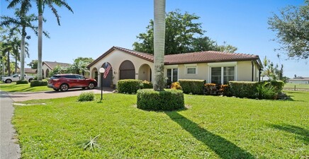 1037 Forest Lakes DR 8D, Naples 34105, FL