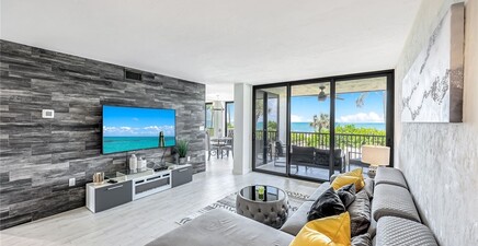 10475 Gulf Shore DR 112, Naples 34108, FL