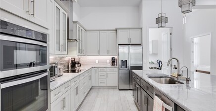 6423 Livingston Woods LN, Naples 34109, FL