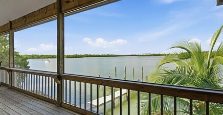 230 Harbor PL N, Goodland 34140, FL