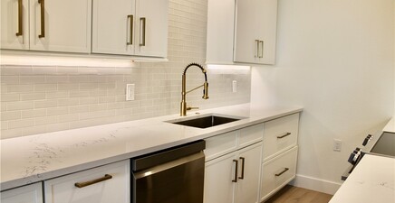 333 Harbour DR 109, Naples 34103, FL