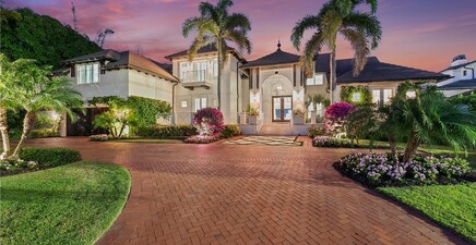 221 Aqua CT, Naples 34102, FL
