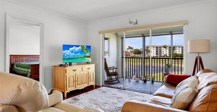 49 High Point CIR S 208, Naples 34103, FL