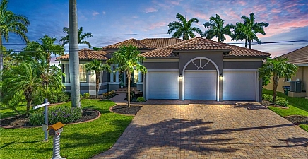 939 Dolphin Dr , Cape Coral 33904, FL