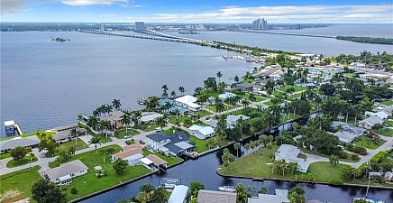 94 E North Shore Ave , North Fort Myers 33917, FL