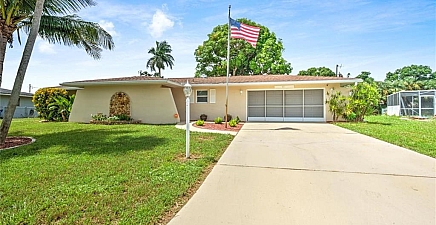 117 E Lake Dr , Lehigh Acres 33936, FL